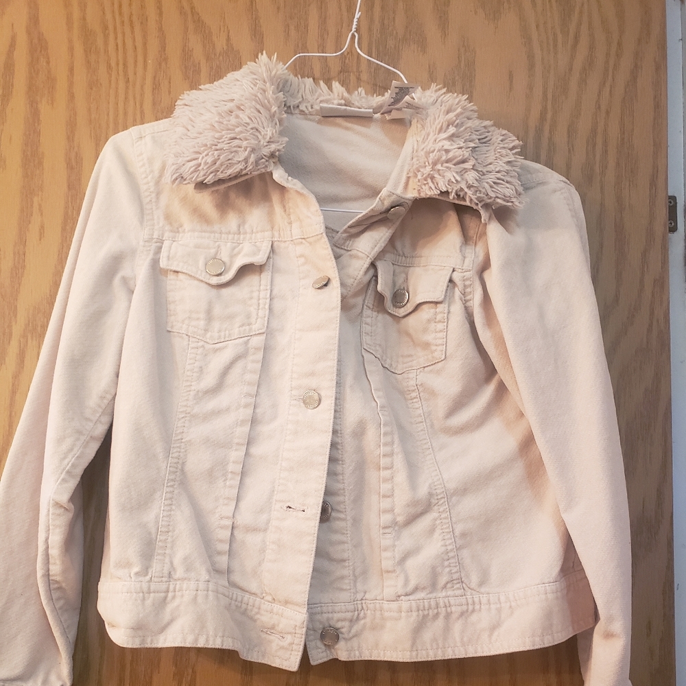Beautiful cream color button up, short jacket with detachable fur collar.